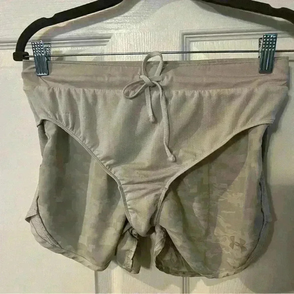 Under Armour Women’s Athletic Running Shorts Light Gray Camo Pattern Size Small - Picture 5 of 6